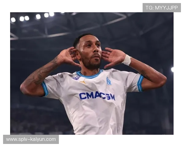 马赛球员派尚打入个人赛季第二球后的庆祝动作 马赛球员派尚打入个人赛季第二球后的庆祝动作